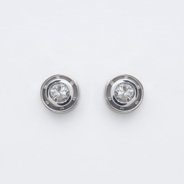 Pendientes en oro blanco con diamantes talla brillante engastados en chat&oacute;n.