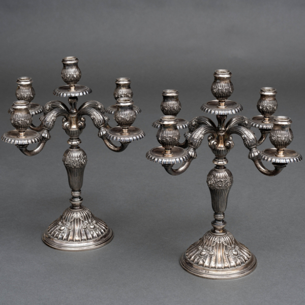 Pareja de candelabros de cinco luces en plata española repujada y punzonada del siglo XX.