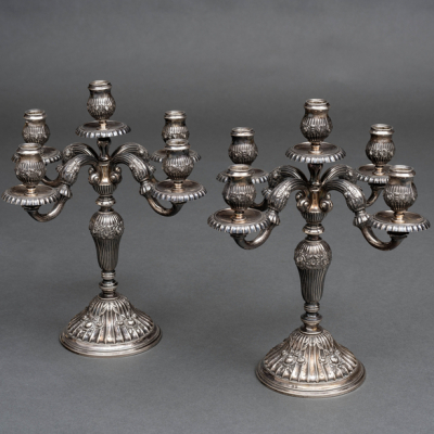 Pareja de candelabros de cinco luces en plata española repujada y punzonada del siglo XX.