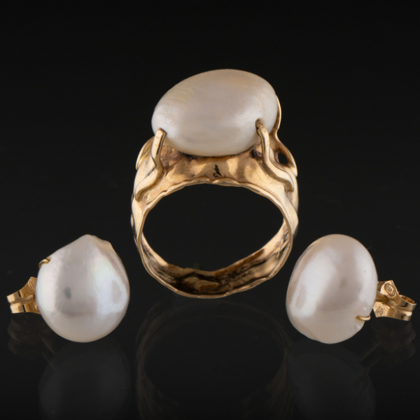 Juego de anillo y pendientes en oro amarillo de 18 kt con perla japonesa.