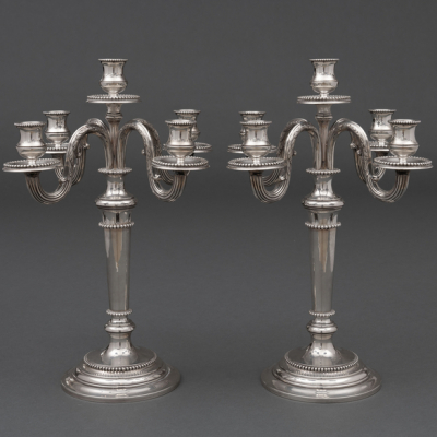 Elegante pareja de candelabros de cinco luces en plata española punzonada del siglo XX
