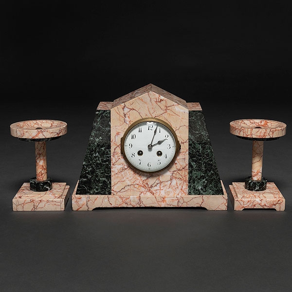 Reloj Art Decó realizado en mármol dos colores con guarnición de copas. C. 1930 