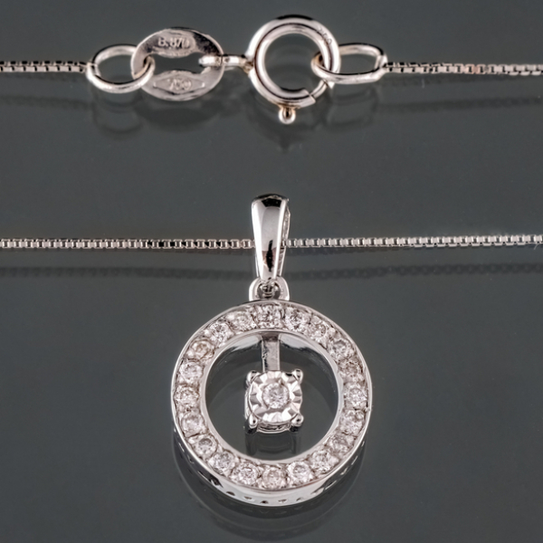 Cadena en oro blanco de 18kt con colgante en forma de rosetón cuajado de brillantes.