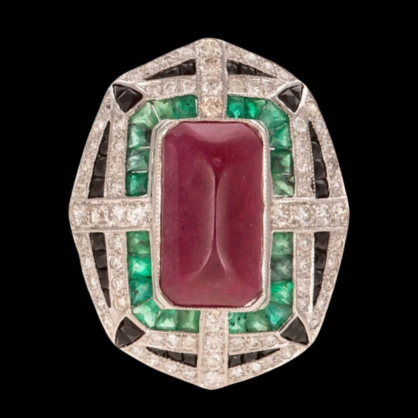 Anillo con rub&iacute; central, esmeraldas, &oacute;nix y diamantes.