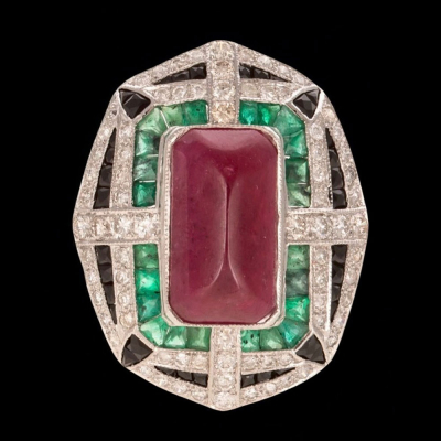 Anillo con rub&iacute; central, esmeraldas, &oacute;nix y diamantes.