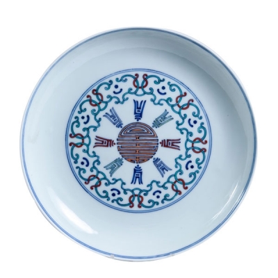 Plato de porcelana china con decoración en azul, verde y rojo S.XX 