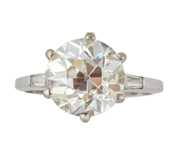 Sortija solitario con brillante de talla transición de 3,95 ct y dos diamantes talla trapecio.   En oro blanco de 18 K.