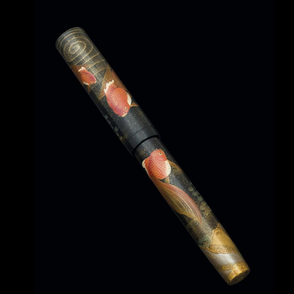 Extraordinaria estilográfica marca NAMIKI, tamaño Emperor, modelo Goldfish, realizada en técnica Maki-e.  