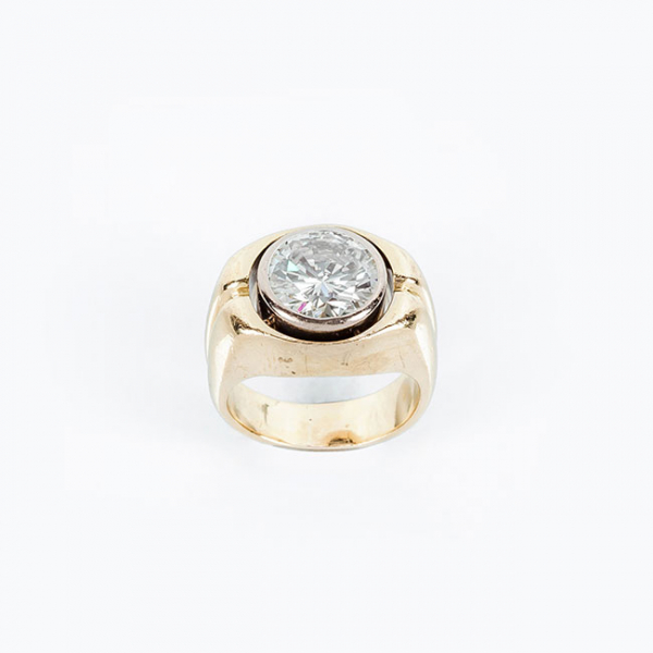 Anillo solitario en montura maciza de oro amarillo 18 K con un limpio diamante natural, talla brillante moderna.
