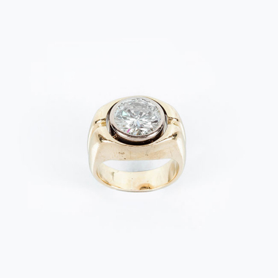Anillo solitario en montura maciza de oro amarillo 18 K con un limpio diamante natural, talla brillante moderna.