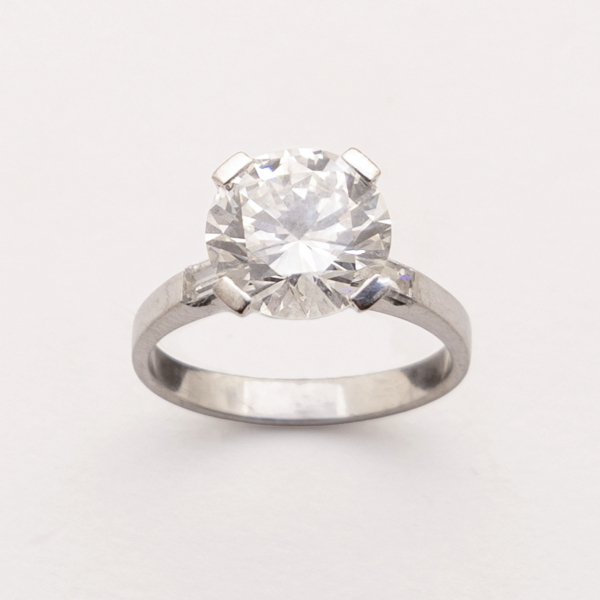 Sortija solitario en oro blanco con diamante talla brillante engastado en chatón.  