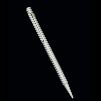 Bolígrafo marsca CARTIER, modelo Must, realizado en plata con decoración lineal y aros de oro tricolor.