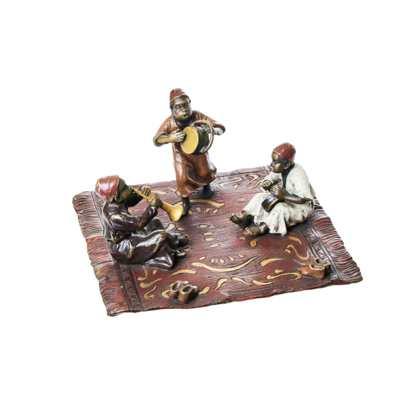 Franz Xaver Bergman (Viena, Austria, 1861-1936) Músicos sobre alfombra. Escultura en bronce esmaltado.