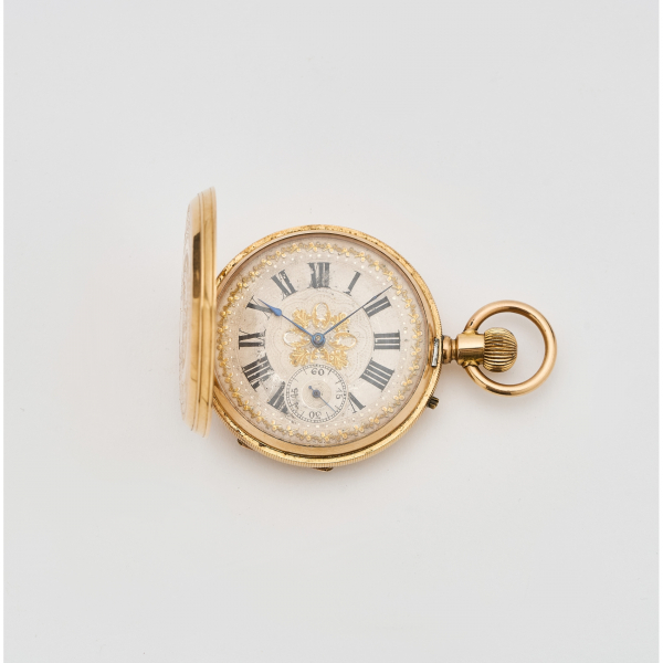 Reloj de bolsillo saboneta en oro, tercer cuarto del s.XIX. Esfera blanca con numeración romana y aplicaciones doradas.