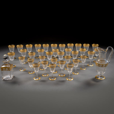 Exquisito conjunto de copas de cristal tallado con borde decorativo dorado.