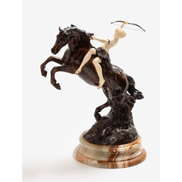 ESCUELA EUROPEA    (C. 1900)  "Diana cazadora a caballo"   Bronce patinado / Base de ónice 