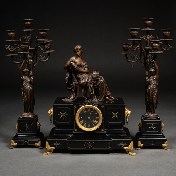 &quot;Importante reloj de sobremesa francés con guarnición de candelabros de bronce pavonado y mármol negro del siglo XIX