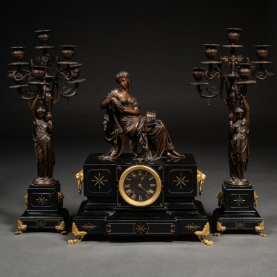 &quot;Importante reloj de sobremesa francés con guarnición de candelabros de bronce pavonado y mármol negro del siglo XIX
