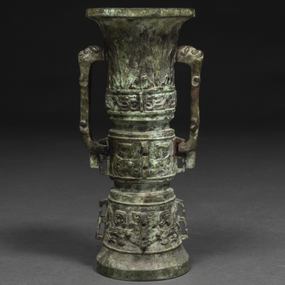 Antiguo jarrón arcaico realizado en bronce. Trabajo Chino, Siglo XIX