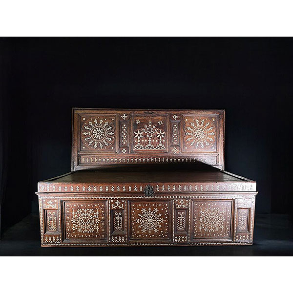 Arqueta aragonesa en madera de nogal y marqueteriía en grano de arroz , España, siglo XVI.