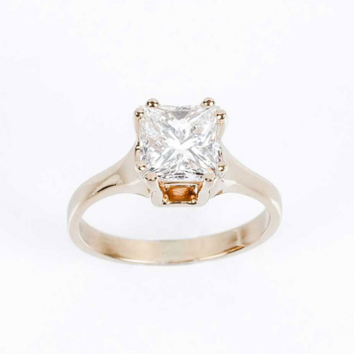 Un limpio diamante talla princesa, blanco excepcional de 2.01 ct, montado en anillo de oro amarillo, 1992 COSTER DIAMONDS (Amsterdam).