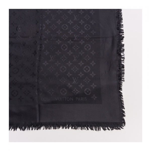 LOUIS VUITTON. Chal modelo «Shine» de tonalidad negra en mezcla de seda y lana con estampado Monogram. En perfecto estado.