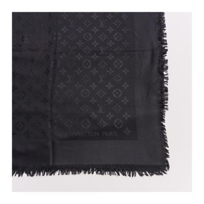 LOUIS VUITTON. Chal modelo «Shine» de tonalidad negra en mezcla de seda y lana con estampado Monogram. En perfecto estado.
