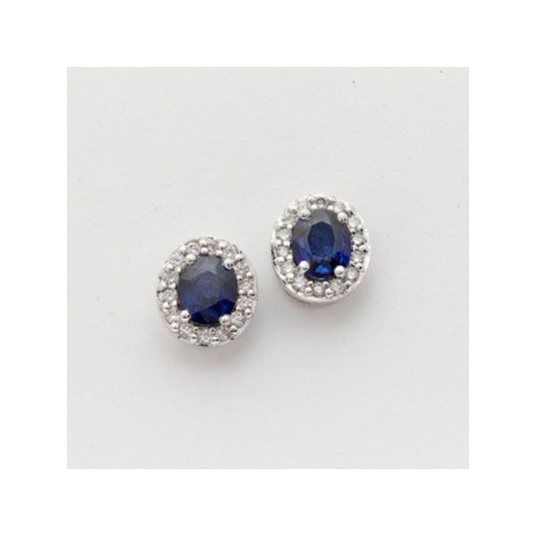 Pendientes en oro blanco con zafiro azul central y orla de diamantes talla brillante  