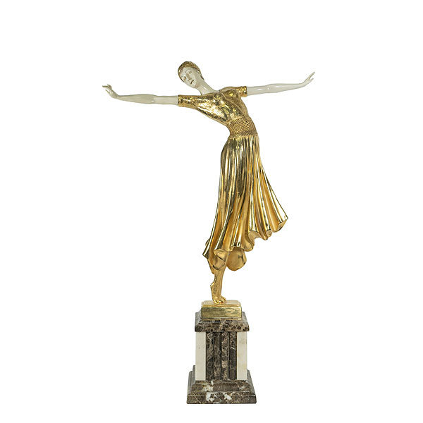 Escuela europea, fles. del s.XX. Bailarina. Escultura criselefantina estilo Art Deco en bronce dorado y marfil según modelo de D.H. Chiparus.