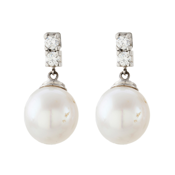 Pendientes en oro blanco con dos diamantes talla brillante rematados por perla cultivada Australiana de 12 mm.