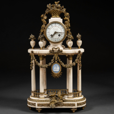 Reloj de sobremesa francés estilo Luís XVI en bronce dorado, mármol blanco y placa de porcelana wedgwwod. Trabajo francés del siglo XIX