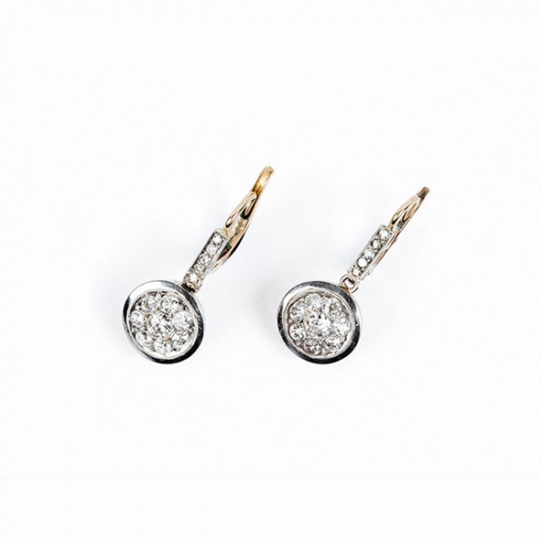 Bellos pendientes vintage en oro amarillo 18 K, con barrita y rosetón colgante cuajados de limpios y blancos diamantes