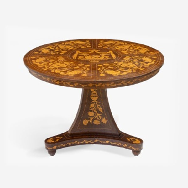 Mesa de centro en madera de caoba y marqueter&iacute;a de maderas frutales con medall&oacute;n central representando cesta de flores, hojas y pie de tr&iacute;pode. Holanda S. XIX