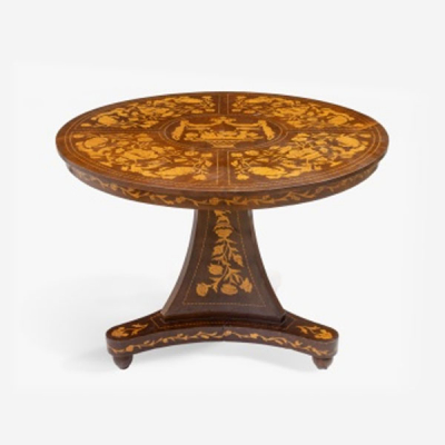 Mesa de centro en madera de caoba y marqueter&iacute;a de maderas frutales con medall&oacute;n central representando cesta de flores, hojas y pie de tr&iacute;pode. Holanda S. XIX