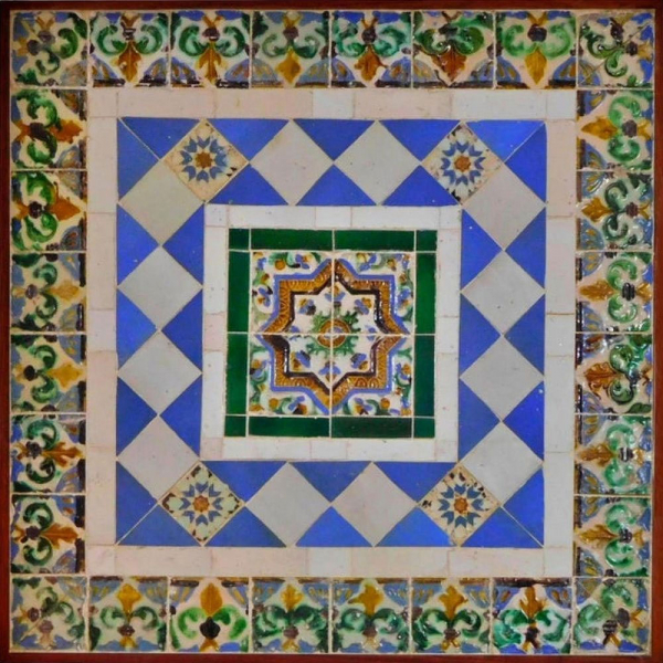 Composici&oacute;n con azulejer&iacute;a portuguesa en azul con motivo de jarr&oacute;n, Portugal, siglo XVII.