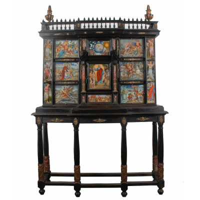 Cabinet napolitano realizado en madera ebonizada y palosanto, con paneles de cristal pintados con escenas bíblicas y con aplicaciones en bronce dorado, finales del siglo XVII, Italia. 