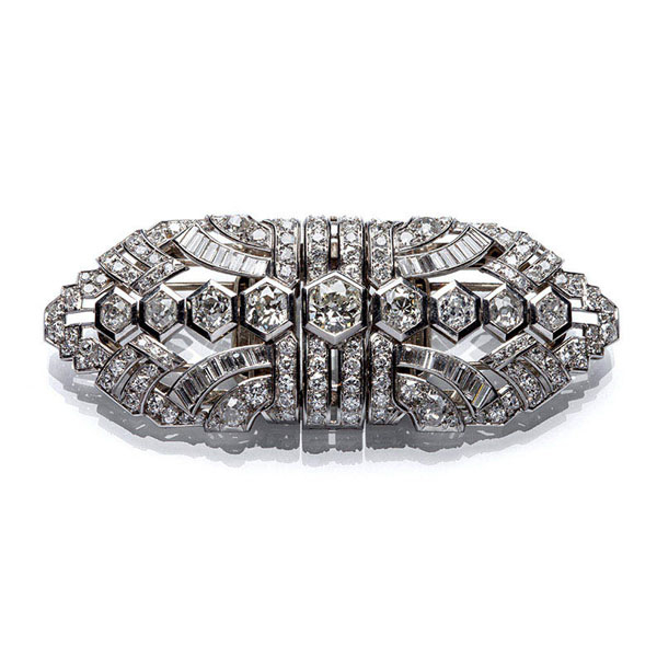 Importante broche 'doble-clip' desmontable, en platino y limpios y blancos diamantes talla brillante de estilo Art-decó, años 30 