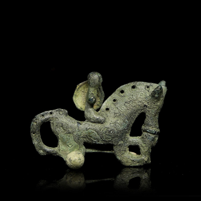 Edad del Hierro (s.III - II a.C) “Fíbula de jinete a caballo con escudo&quot;.    Objeto de bronce fundido 