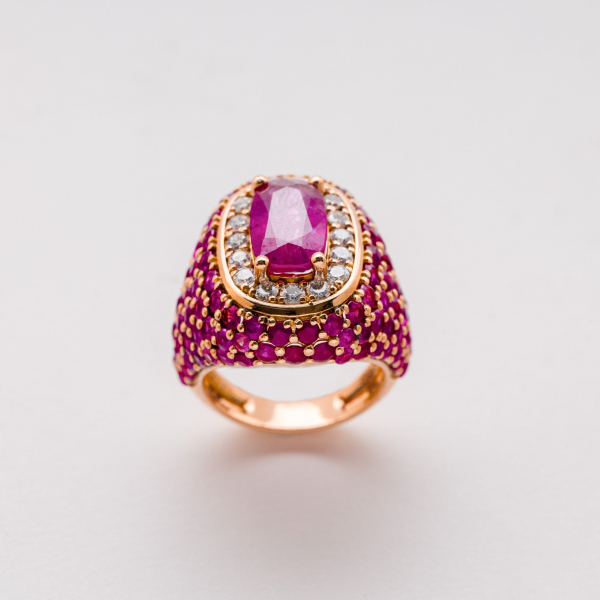 Sortija diseño sello en oro con cuerpo cuajado de rubíes talla redonda y rosetón central de rubí de Myanmar (Burma-Mogok) 