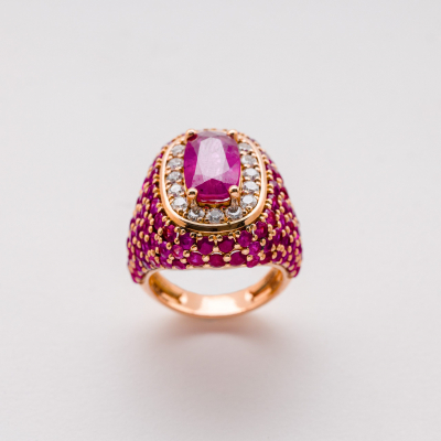 Sortija dise&ntilde;o sello en oro con cuerpo cuajado de rub&iacute;es talla redonda y roset&oacute;n central de rub&iacute; de Myanmar (Burma-Mogok) 