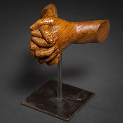 &quot;Manos entrelazadas&quot; Escultura en madera tallada del siglo XX.