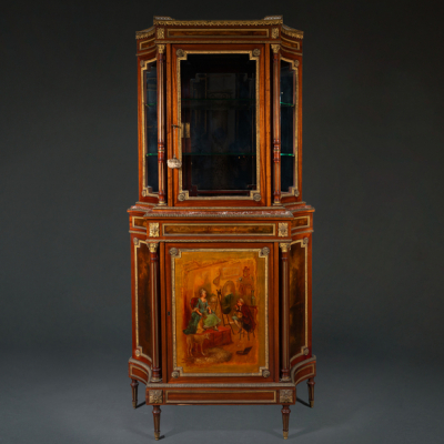 Mueble Vitrina estilo Luís XVI en madera de caoba con aplicaciones de bronce dorado. Finales del siglo XIX-XX