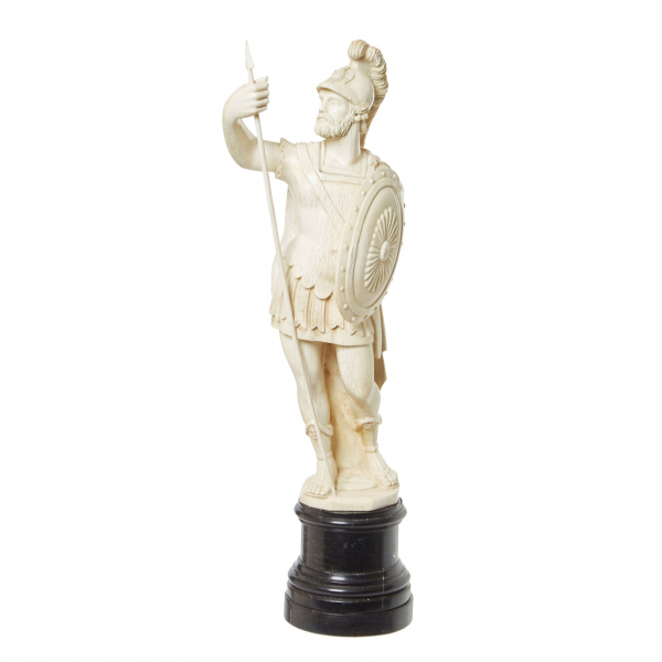 Escuela europea, s.XX.  Centuri&oacute;n romano.  Escultura en marfil tallado sobre peana en madera. Adjunta certificado Cites.