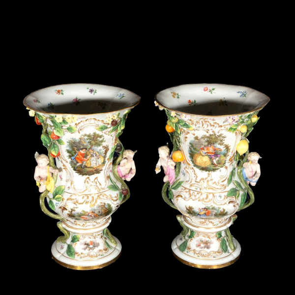 Exquisitos jarrones Meissen con amorcillos y escenas galantes, Alemania, Siglo XIX.