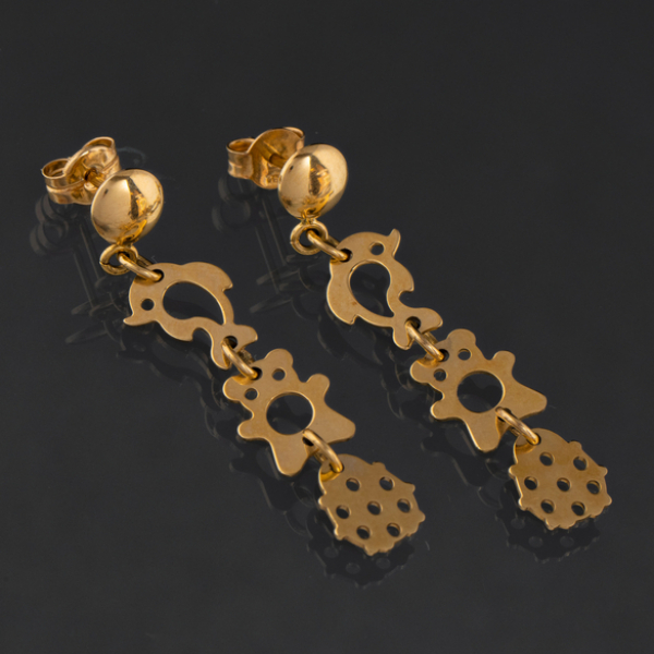 Pareja de pendientes largos en oro amarillo de 18 kt con delfines, oso y mariquita.