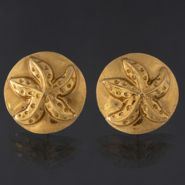 Pareja de pendientes en oro amarillo de 18kt. con decoración de estrella de mar.