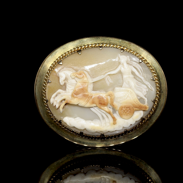 Camafeo de oro amarillo 14 K con piedra tallada “Dama en carroza”, ca. 1880.