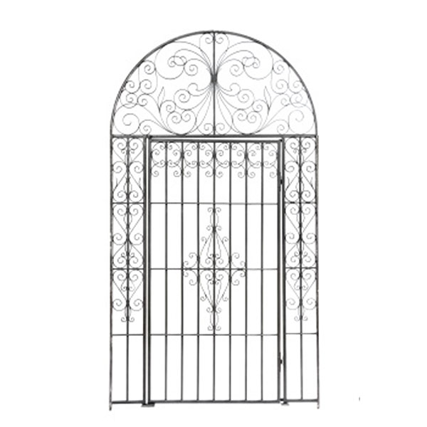 Verja y puerta en forma de arco en hierro forjado pintado en tono gris con decoración vegetal.