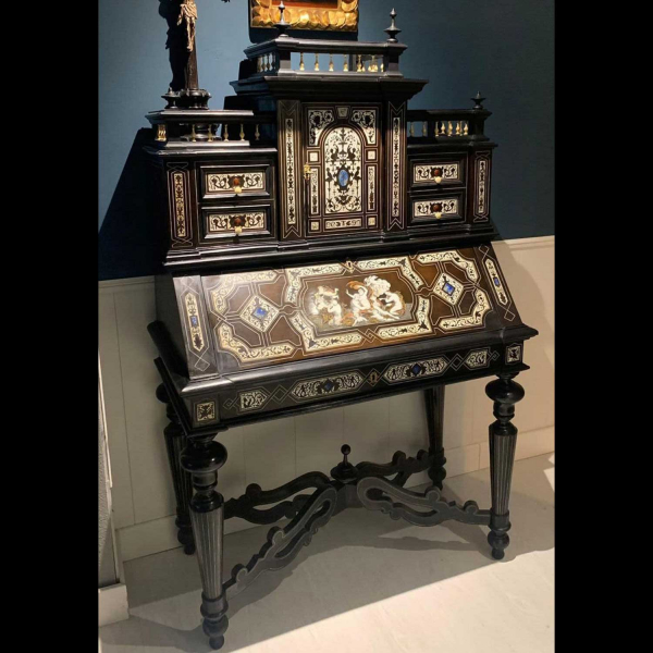 Excepcional Cabinet Florentino en marquetería de palosanto, lapislázuli, ágata, plata y hueso, talleres Florentinos del siglo XIX