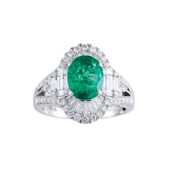 Sortija en oro blanco con orla y brazos de diamantes talla brillante y esmeralda central talla oval.